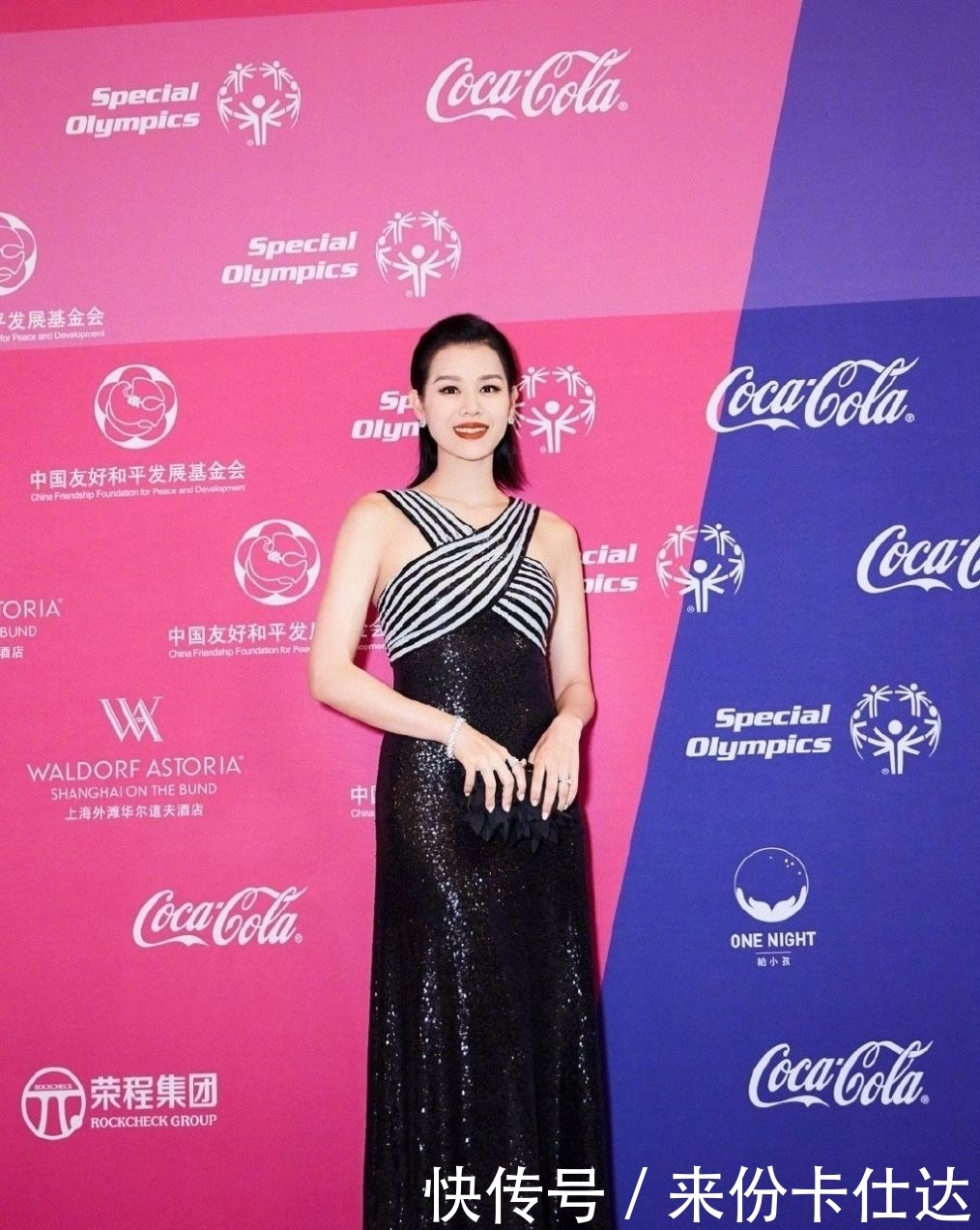 『 胡杏儿身着』今穿v领拼接长裙,配红唇黑发太吸睛,她与黄宗泽恋爱八年却分手