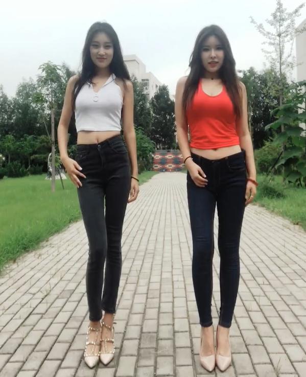 俩个小姐姐一齐热舞,两双“筷子腿”你喜欢哪个?