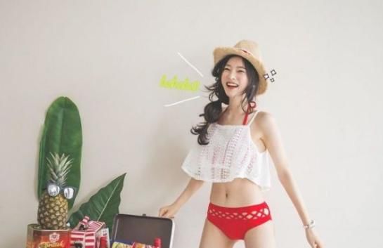 苗条好看的比基尼泳衣美女，秀出纤细腰身，非常有魅力！