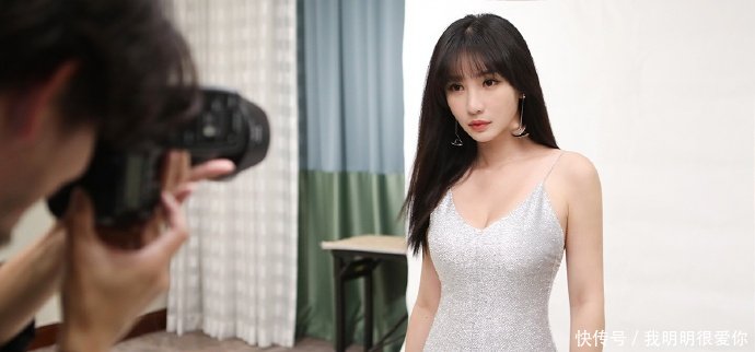 柳岩摄影棚花絮图曝光，凹凸有致事业线瞩目，网友再近一点！