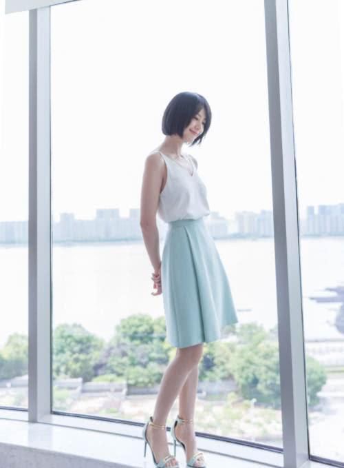 高圆圆穿吊带短裙清纯似18岁少女,甜美的笑容更是沁人心脾