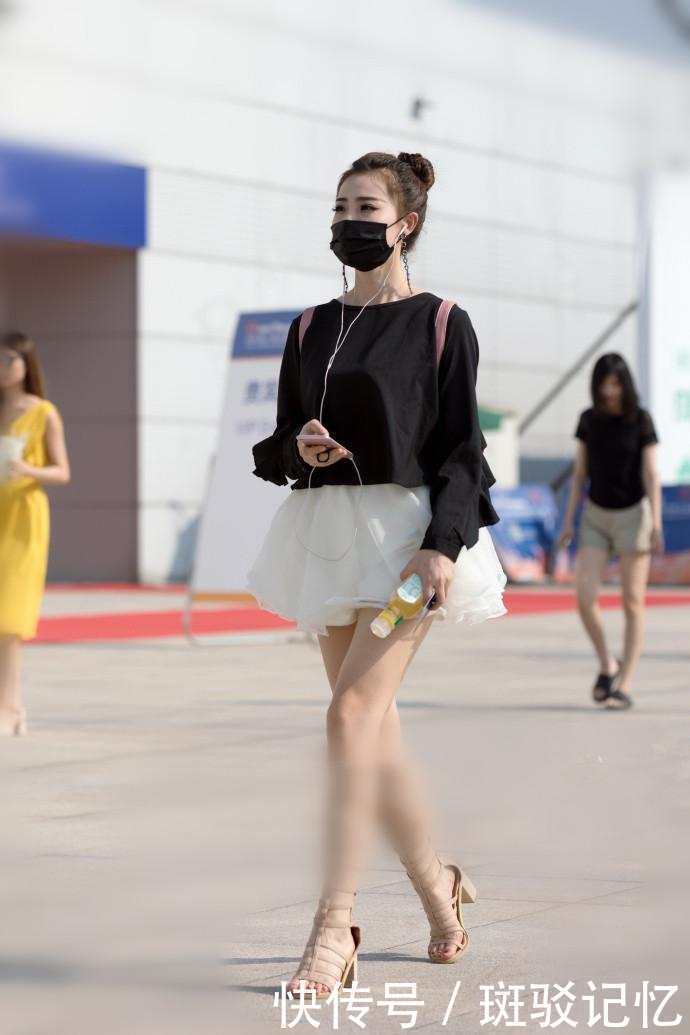 街拍：粉色装扮的美女满满的少女心，图六优雅小姐姐高跟鞋很漂亮