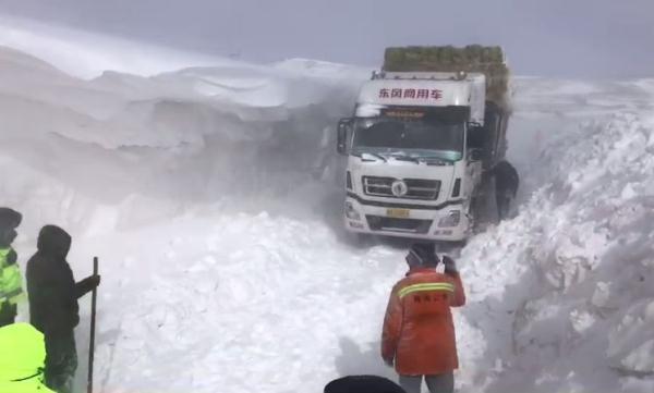 如同科幻大片！玛多境内高速公路积雪最深处达8米 汽车艰难通行