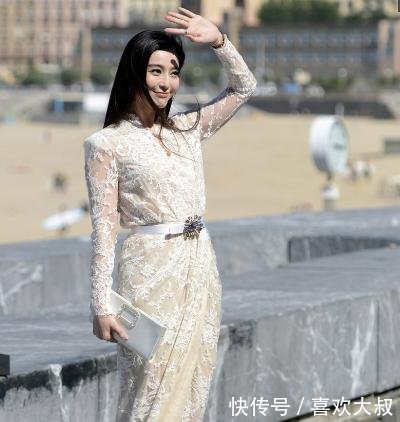 范冰出席活动，遭网友吐槽，坐姿真霸气，网友是因为腿太长吗