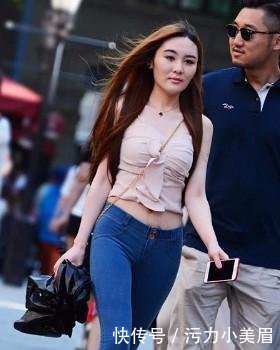 路人街拍，小姐姐身穿粉色抹胸上衣，突出小蛮腰，尽显女性魅力