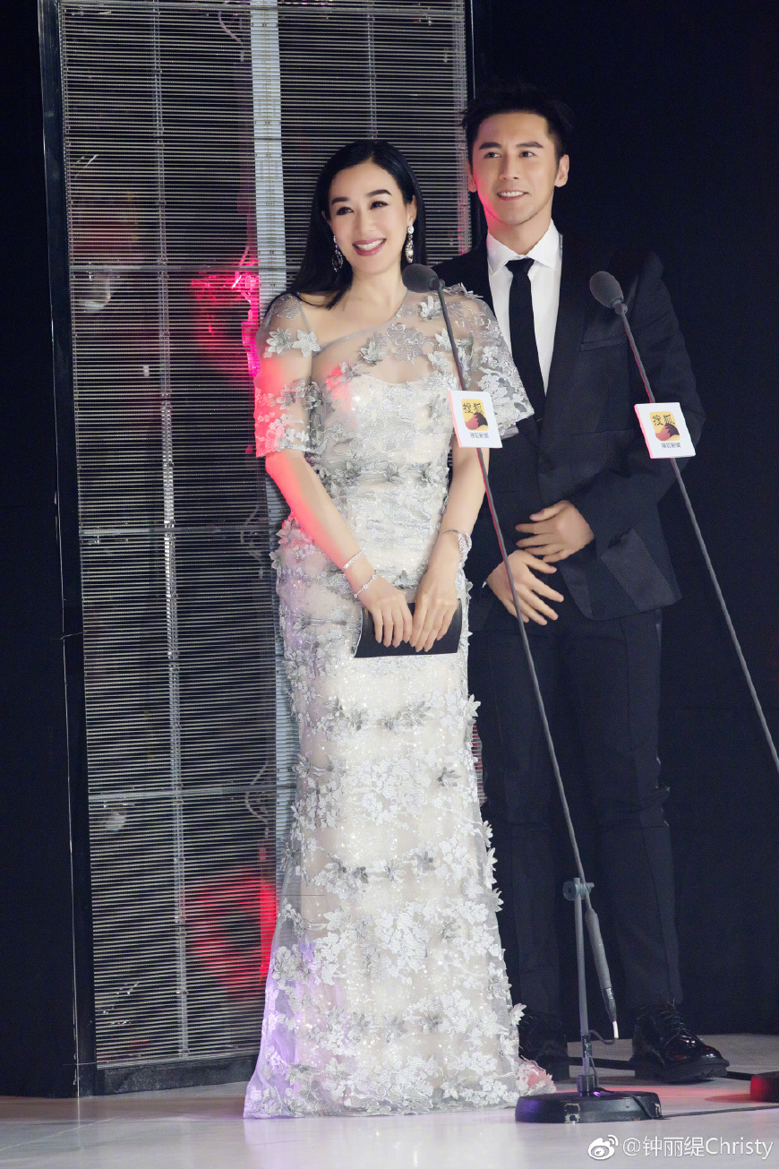 48岁钟丽缇厉害了！一袭抹胸长裙秀傲人事业线，网友：像28岁姐姐