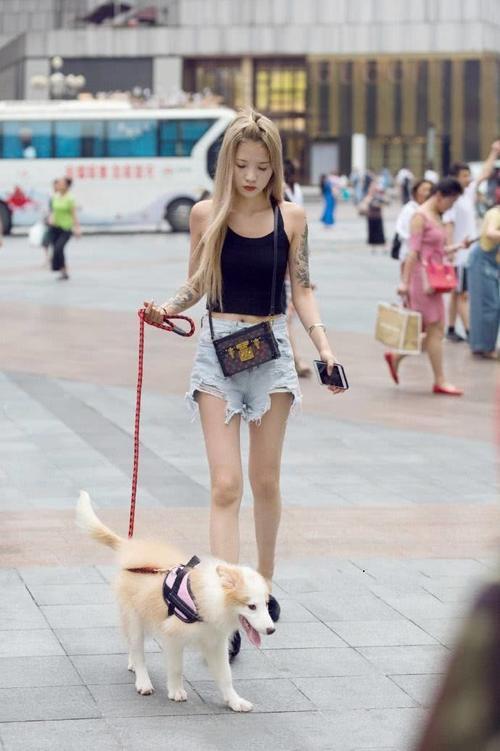 街拍：高挑美丽大方的小姐姐，外表上既休闲又性感很时尚！