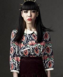  小商@吴莫愁沦落跑小商演，面露苦色尴尬带气氛，昔日顶流歌手太窘迫