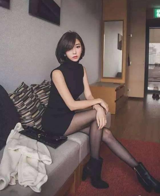 街拍：夏天小姐姐个个秀美腿，肉丝袜VS光腿哪种美?