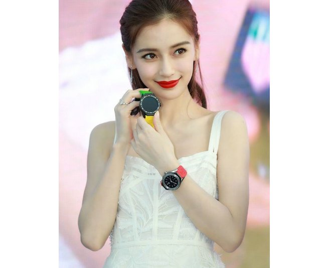 Angelababy穿白色吊带长裙亮相活动，飘逸灵动尽展女神风采