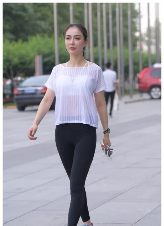  『美女』清新秀美看上去既休闲又时尚，清清爽爽的感觉还很显腿长