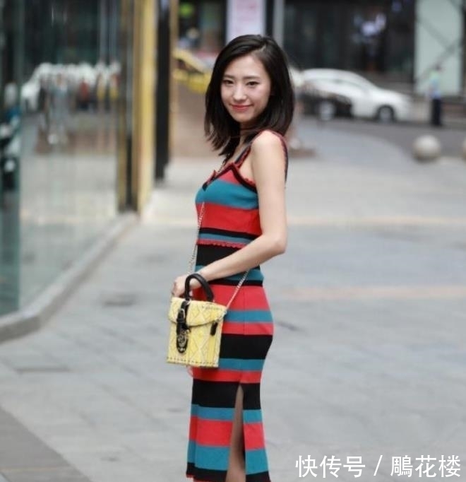  #美女#美女街拍：时尚柔美的牛仔短裤小姐姐，气质独特，尽显曼妙身材！