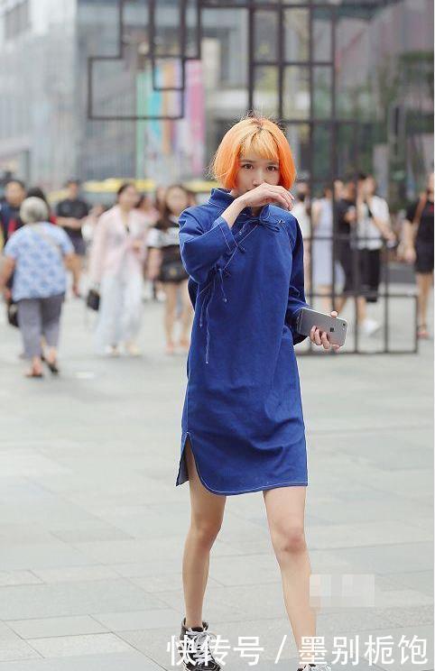 『小姐姐』街拍:小姐姐的身材无可挑剔,给人一种小鸟依人的感觉