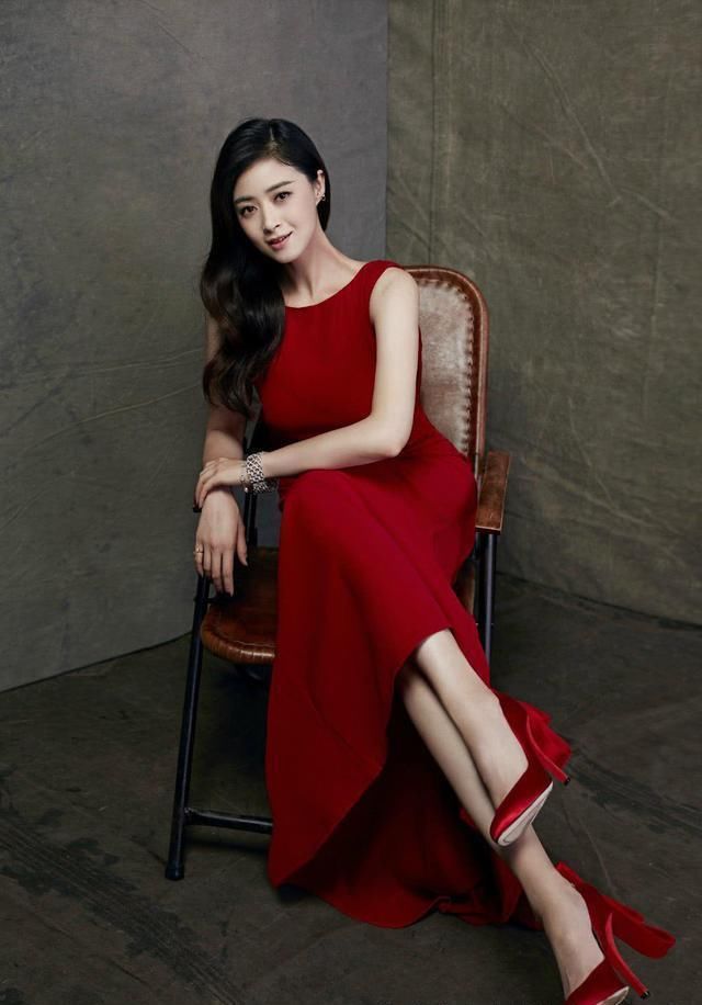 35岁蒋欣瘦身惊艳，像换了一个人，网友：瘦身堪比整容！