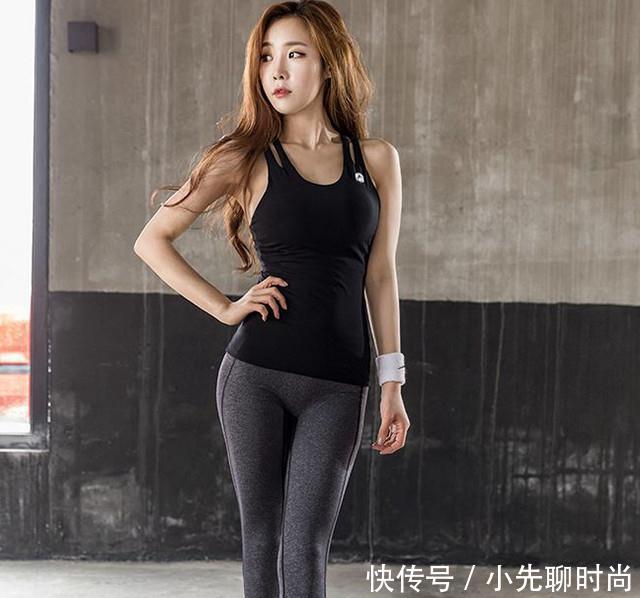 紧身打底裤:小姐姐背心吊带装扮,让身材更加修长有魅力!!