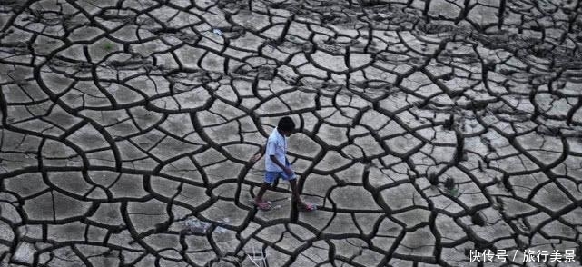 印度高温持续突破50℃，富人吹空调穷人独自忍受，贫富差距悬殊