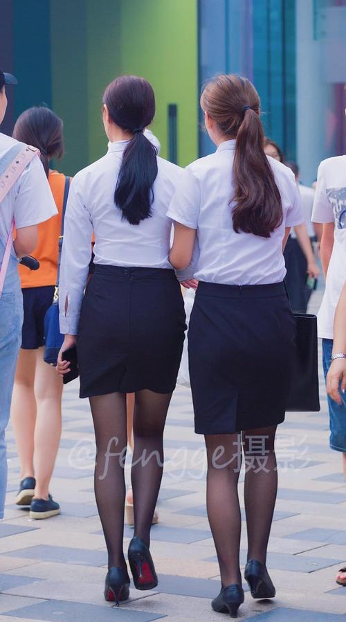 街拍背影不一定多么性感，但一定要有意思，你觉得呢？