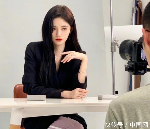 『抓拍』鞠婧祎工作累到打哈欠看到被抓拍的生图,终于懂她为啥是女神