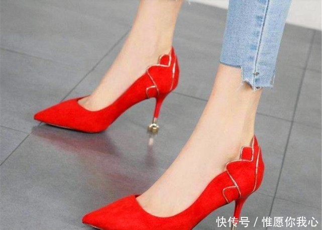  [运动鞋]为什么当时流行的高跟鞋正在慢慢的被运动鞋所取代？