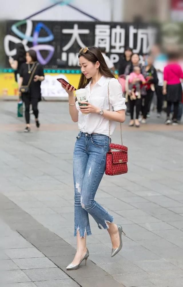 『半身穿着一』包臀裙凸显曼妙的身姿,搭配高跟鞋显得十分的优雅