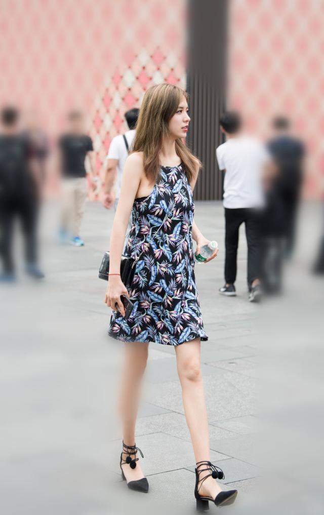 街拍:美女独特美丽丰姿尽展,看了让人着迷!