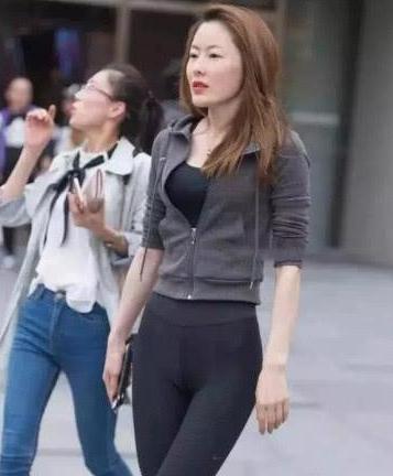 打底裤能充分扬长避短，出街走起来更加潇洒