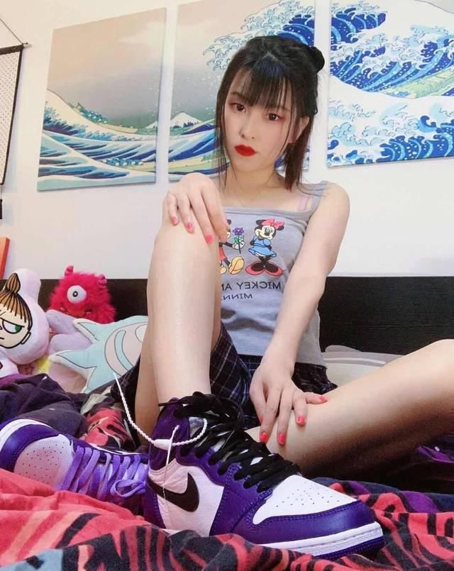 『露脐装』SNKR Girls丨纹身、短裙、露脐装,这么狠的球鞋女生你们肯定顶不住!4.6-4.12