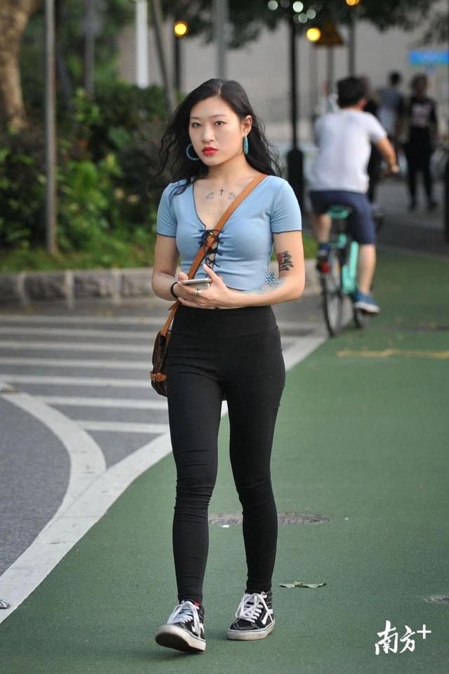 夏日，广东街头小姐姐的纹身酷到没朋友