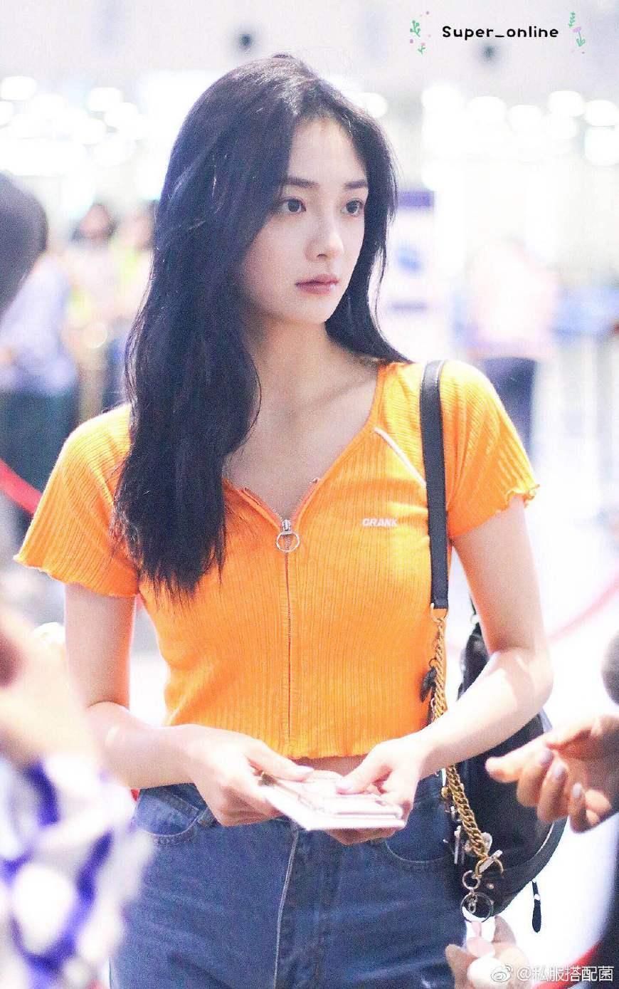 终于知道周洁琼的腰围有多细，收腰裤老往下滑，我饿两月都穿不下