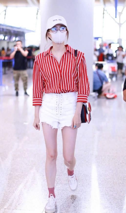 江疏影夏天的短裤都换上了，却还穿着长袜，这才是显腿长的秘诀