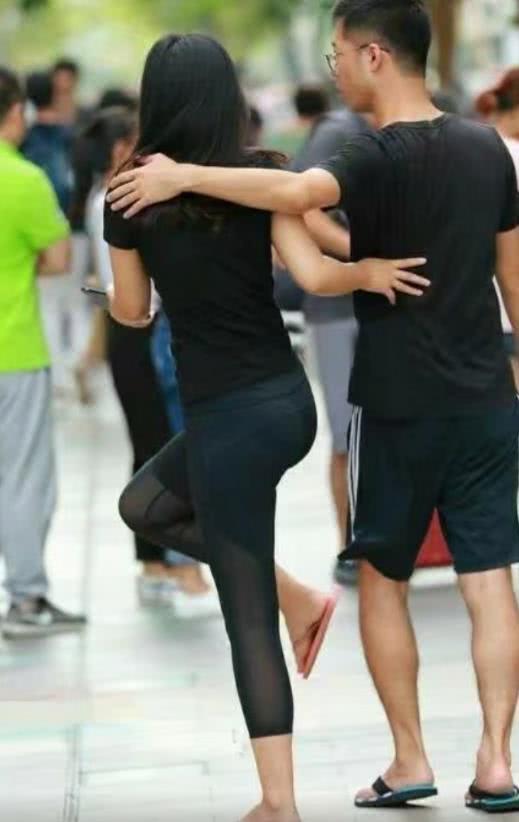 街拍：时尚紧身裤小姐姐，图三图五镜头最为刁钻，这种关系竟然公