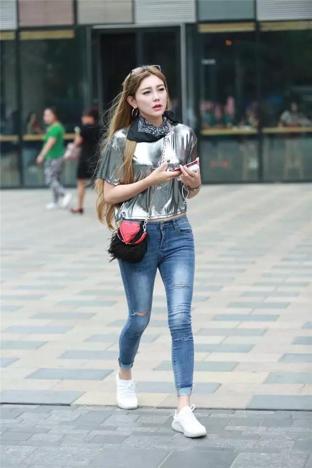 路人街拍, 时尚美少女身穿紧身牛仔长裤显露高挑苗条身姿, 优美动