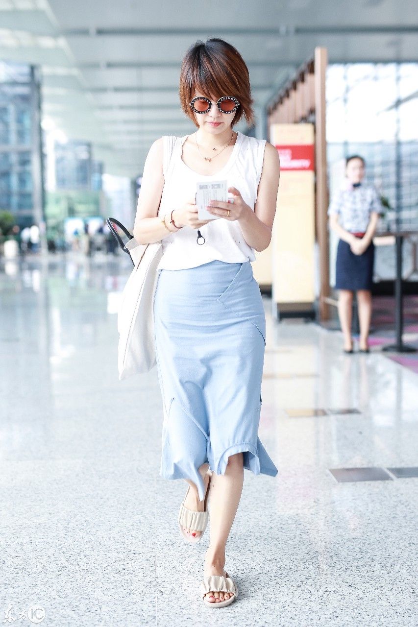 马伊琍机场穿搭，衣品越来越好了，一下子年轻了20岁，网友:厉害