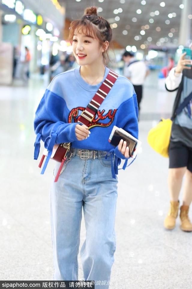 火箭少女“彩虹妹妹”徐梦洁潮装现身，清爽可爱笑容甜美！
