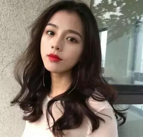 如果你是中长发，试一下这几个发型，染成亚麻黄棕色就更无敌了！