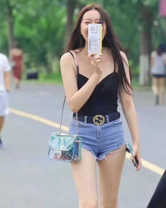  [暗香]街拍暗香袭人的美女，一件黑色背心配牛仔热裤，青春活力气息