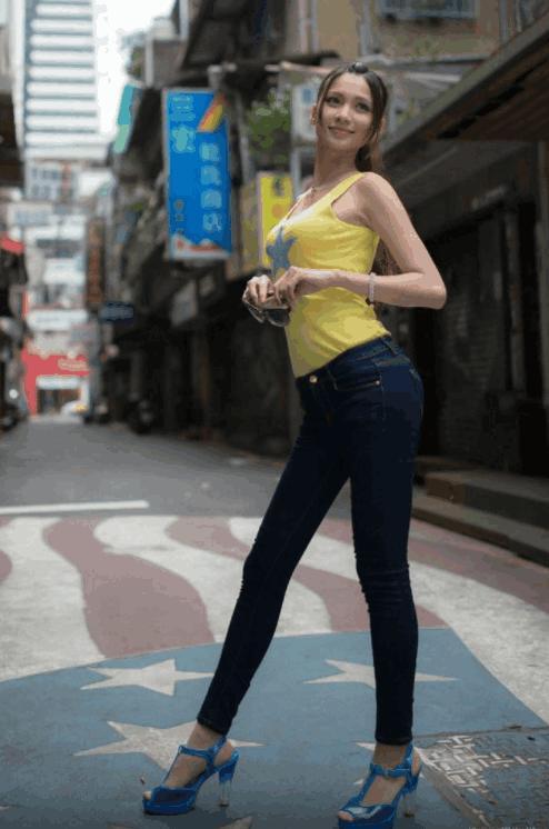 街拍：优雅时尚的打底裤小姐姐穿出完美的轮廓美，令人百看不厌！