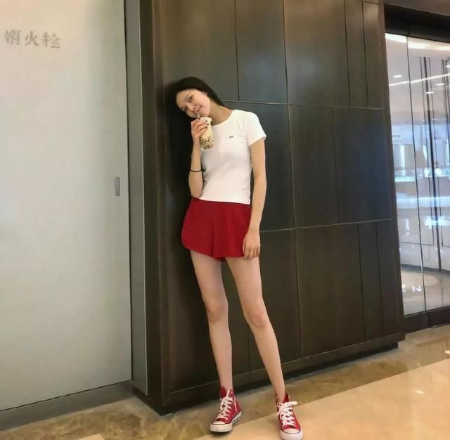 男友衫这么宽松都没遮住宋妍霏的好身材，网友：这才是真材实料！