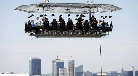 世界上最刺激的餐厅,每次只接待22位客人,吃饭要系上安全带