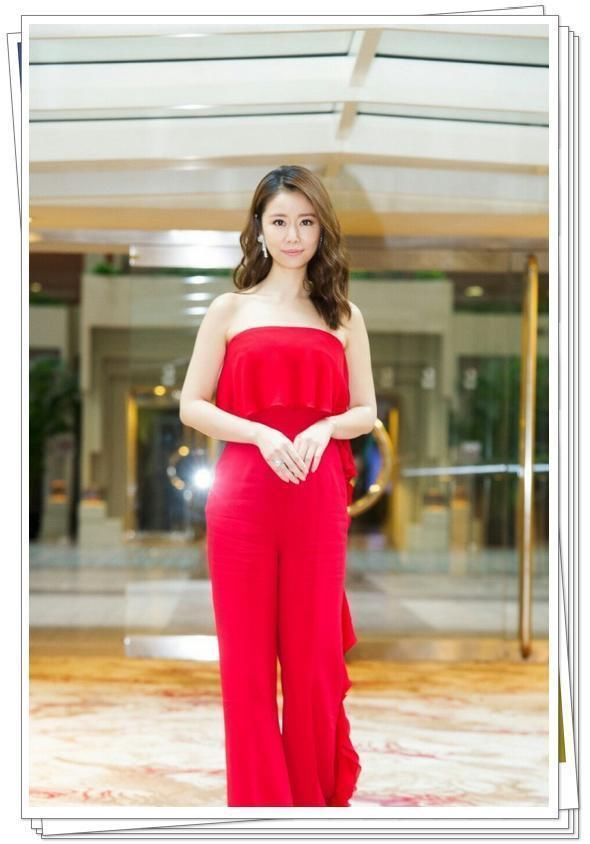 林心如为露小蛮腰，竟在条纹衫上挖了一个洞，网友:42岁也疯狂!