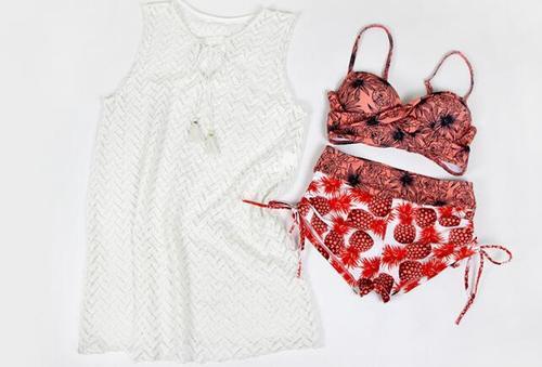 样貌清纯的泳衣美女,散发着少女的芬芳,清新又让人着迷!