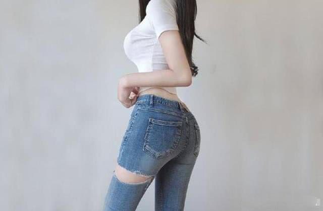 街上牛仔裤的穿搭，小心3个误区，穿出美丽时尚