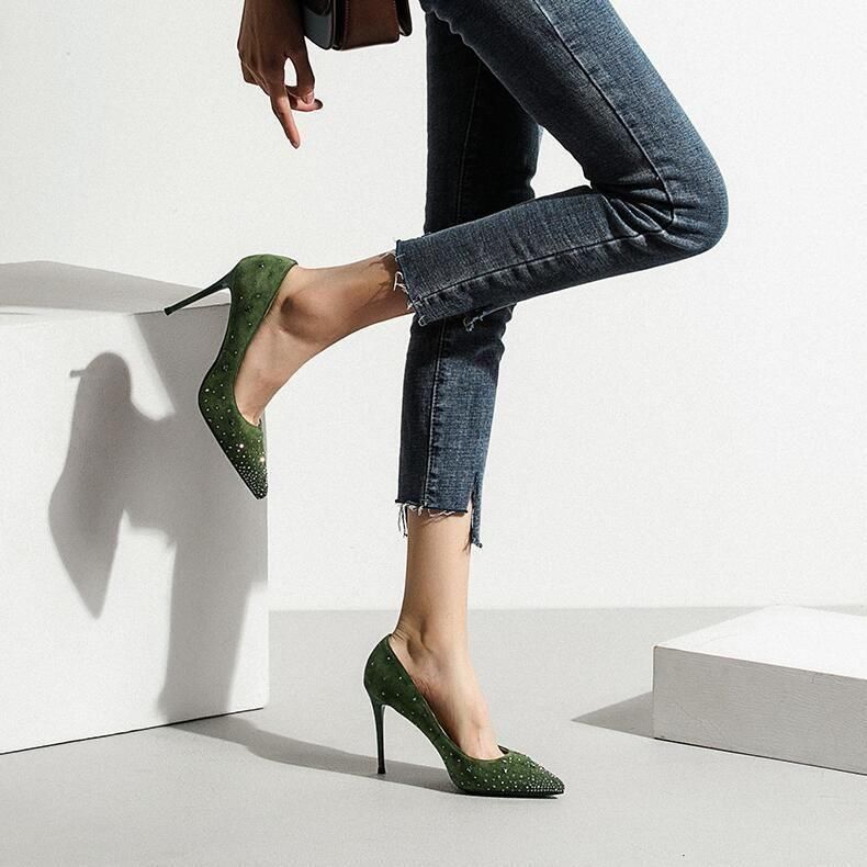 一双充满着魅惑的尖头高跟鞋，充分释放女人双脚的束缚