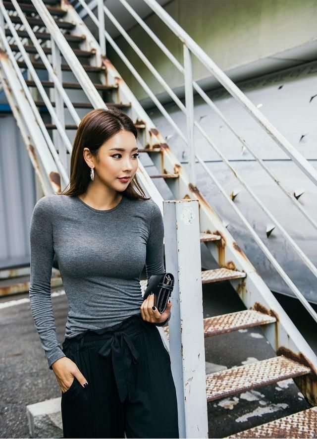 人像摄影:简约的颜色,让姑娘看上去更加具有成熟的女人味