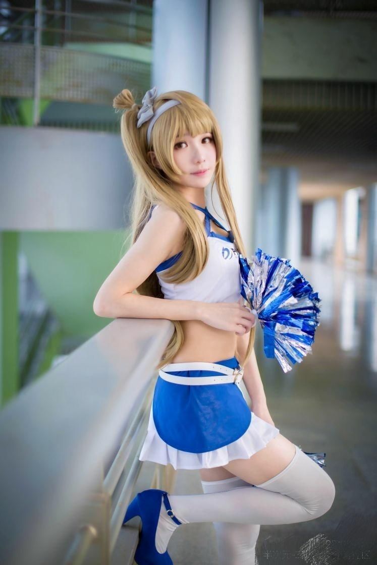 COSPLAY:白丝长腿小姐姐COS来袭，长腿吸睛!就问你喜不喜欢!