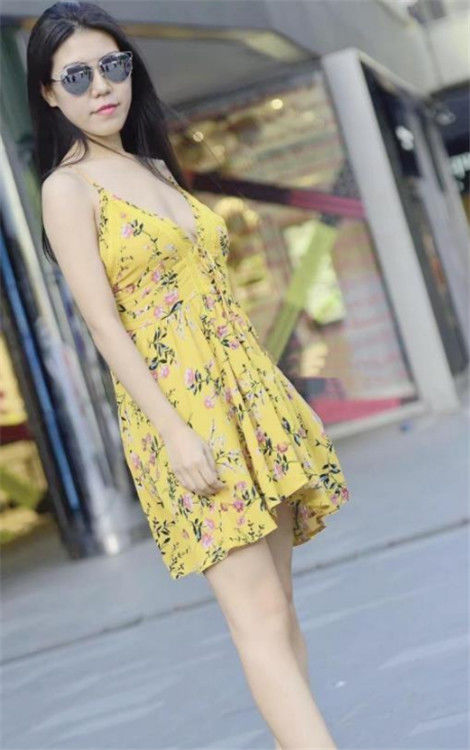 「美女」街拍:身材高挑美女,吊带裙尽展身材曲线,笑起来特有亲和力