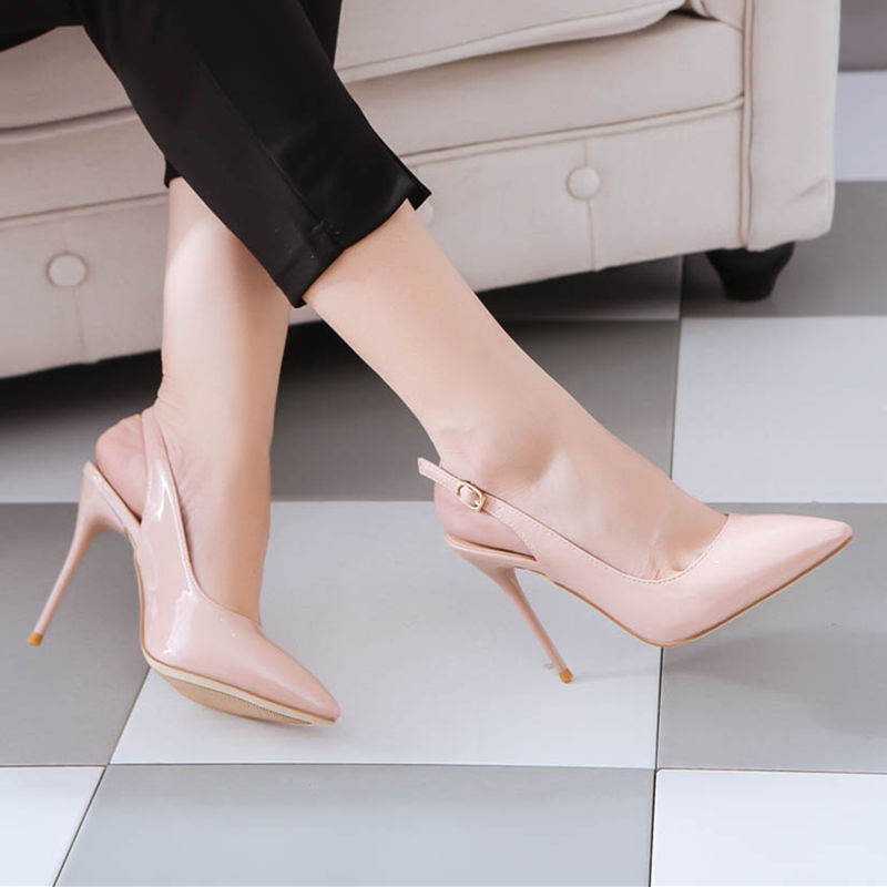 厉害了!穿这么细的高跟鞋也能如履平地，散发深入骨髓的性感韵味