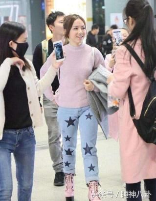 机场秀被群嘲？与颜值无关，只怪腿太短，吴昕邓紫棋沈月太难拯救