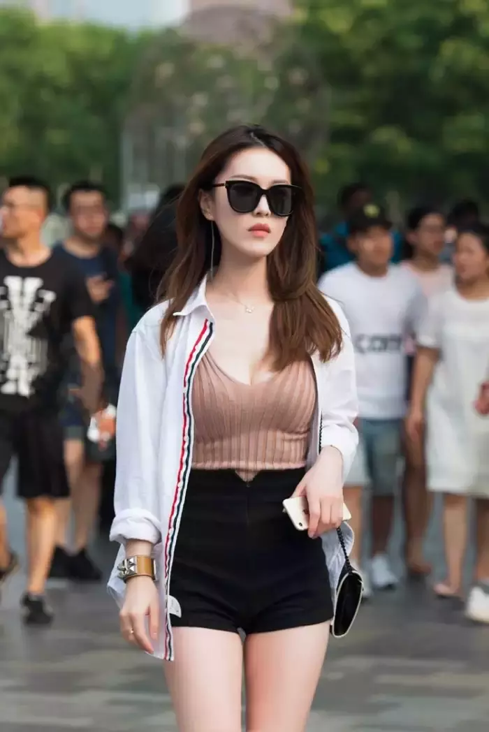 路人街拍，时不时尚看穿搭，穿的简单照样有女神美!