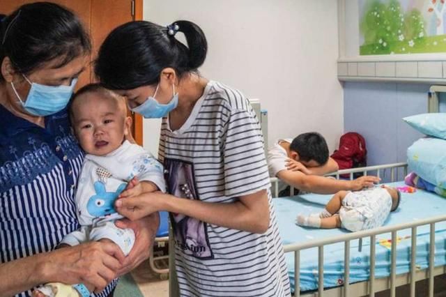 台湾艺人夫妻低调捐款救双胞胎，黑人的回应证实捐款者就是他们